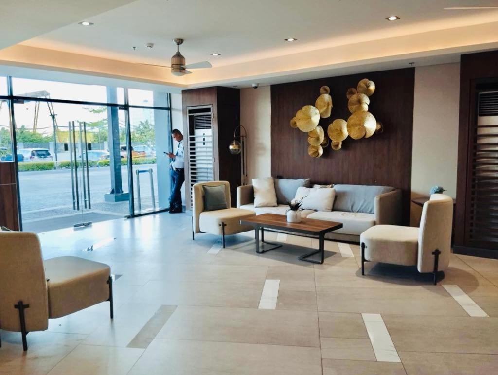 Rj Elite Escape 2Br Condo W Balcony Near Sm Iloilo Exteriör bild